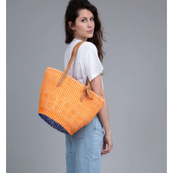 Woven shopping bag made of natural material - orange
